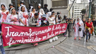 Dressed as brides, activists of the group Mujeres Creando Comunidad (Women Creating Community) protested at the gates of the Vice-Presidency demanding effective action against gender violence in the country.